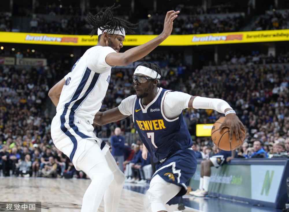 聚光灯下 聚光灯下